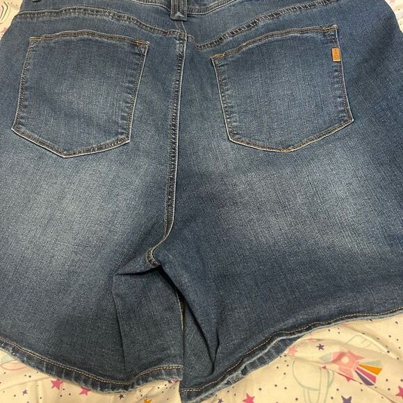 1822 Denim Blue Jean Shorts with Distressed Details - Picture 6 of 12